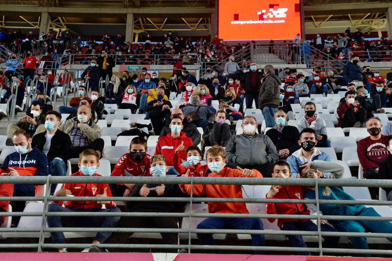 Fotos: La afición del Real Murcia y el UCAM durante el derbi de la capital, en imágenes