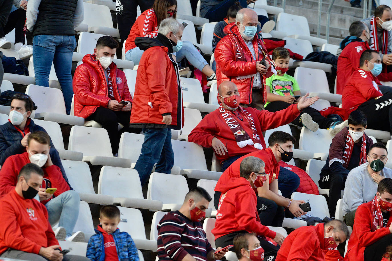 Fotos: La afición del Real Murcia y el UCAM durante el derbi de la capital, en imágenes