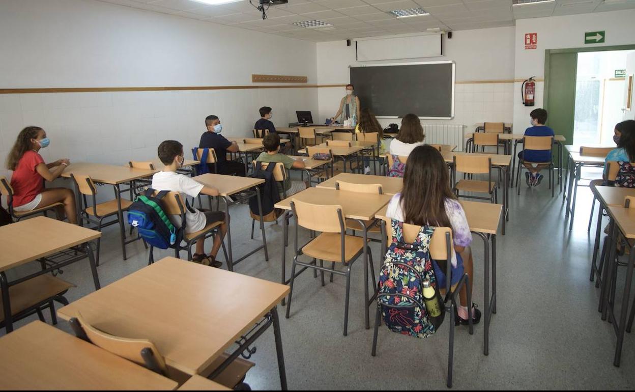 Alumnos en un aula del IES Alfonso X, en Murcia, en una fotografía de archivo. 