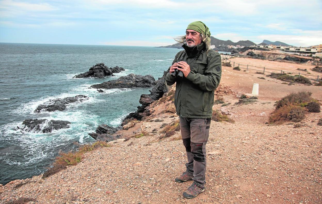 Antonio Fuentes, en un punto de observación de aves marinas en Cabo de Palos. 