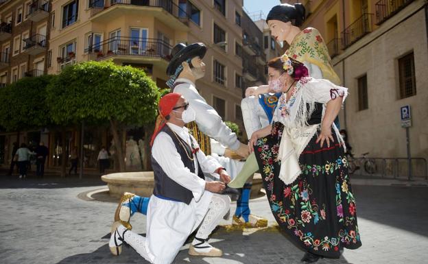 Galería. Una pareja celebra el Bando de la Huerta. 