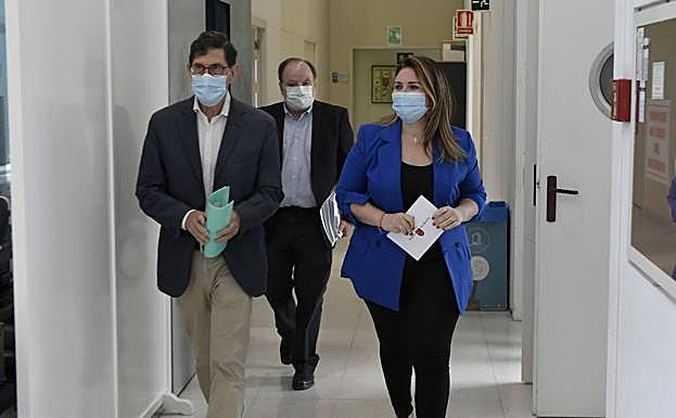Los consejeros Manuel Villegas y Esperanza Moreno y, al fondo, el director general de Salud Pública y Adicciones, José Carlos Vicente, el pasado 20 de agosto.