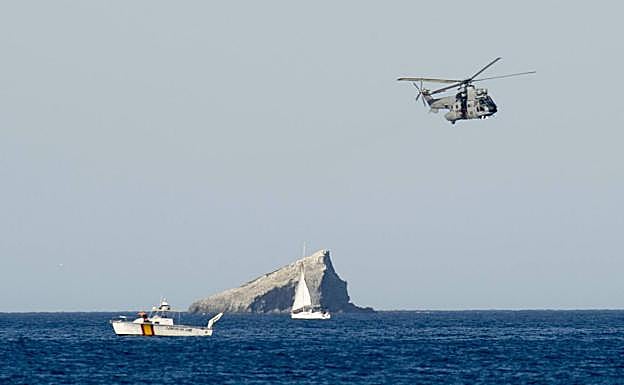 Un helicóptero sobrevuela la zona del accidente en busca de restos del avión, el pasado 27 de febrero.