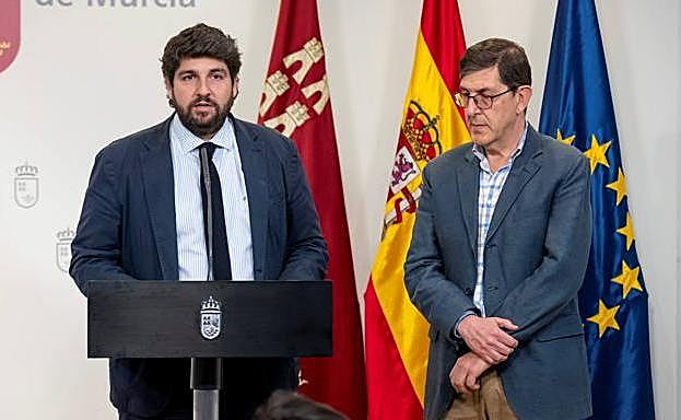 El presidente de la Comunidad, Fernando López Miras, y el consejero de Salud, Manuel Villegas, el pasado 13 de marzo.