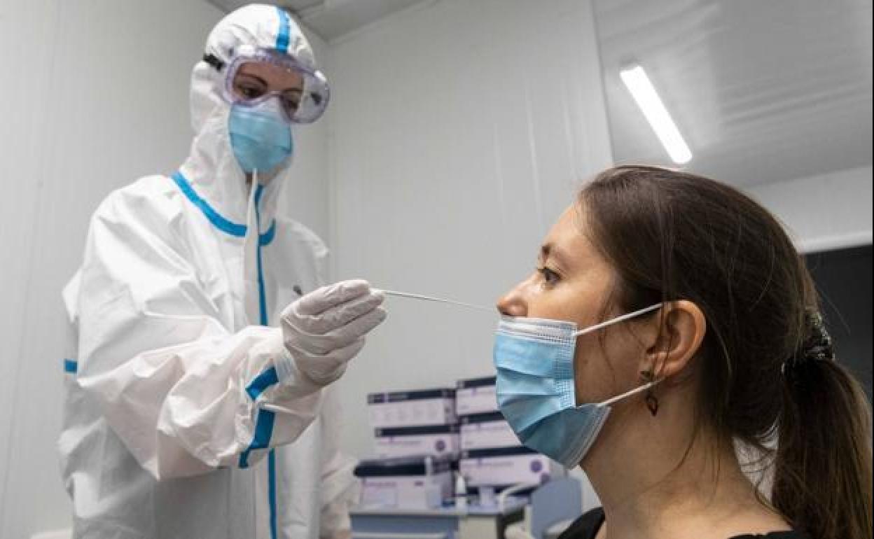 Una mujer se somete a un test Covid en una foto de archivo.