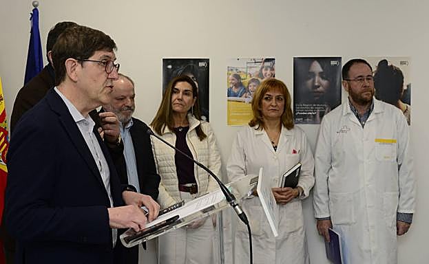 El consejero de Salud, Manuel Villegas, acompañado por otros cargos de su departamento, en su comparecencia del pasado 8 de marzo para informar sobre el primer caso de coronavirus en la Región.