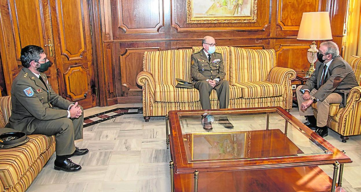 Pérez Herrero y Frías con el presidente de la Asamblea. 
