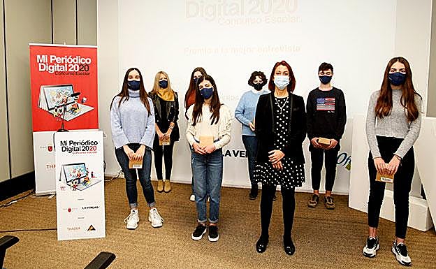Mejor entrevista. 'Los Hiatos', del Colegio San Jorge, junto a Ana Marín, del gabinete de Comunicación de Grupo Fuertes.