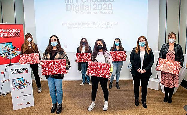 Mejor edición digital 3º y 4º de ESO, Bachillerato y FP. 'Foro 116', del IES Isaac Peral, con la consejera Esperanza Moreno. 