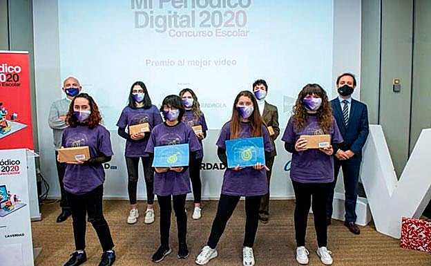 Mejor vídeo. 'Reporteras Sin Fronteras', del IES Cañada de las Eras', junto a Santiago Sánchez, de El Corte Inglés.