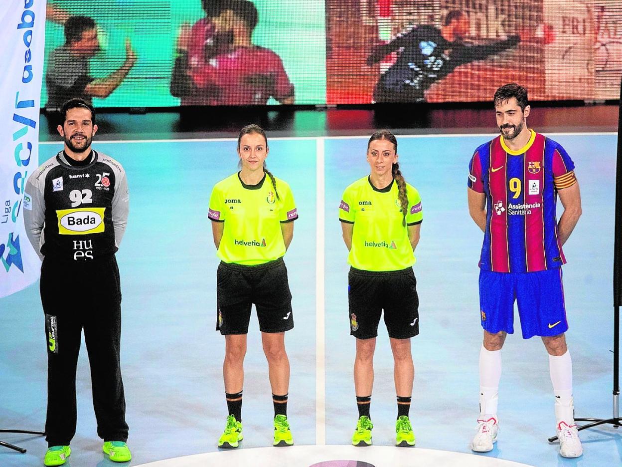 Las colegiadas Lorena García y Tania Rodríguez, junto al portero Daniel Arguillas, capitán del Bada Huesca, y Raúl Entrerríos, del Barça, el martes por la noche en el Palau Blaugrana. 