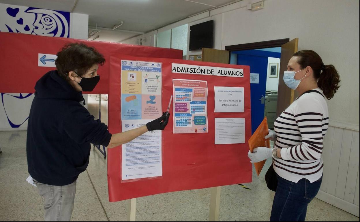 Información sobre el proceso de admisión de alumnos en un instituto de Murcia en una foto de archivo.