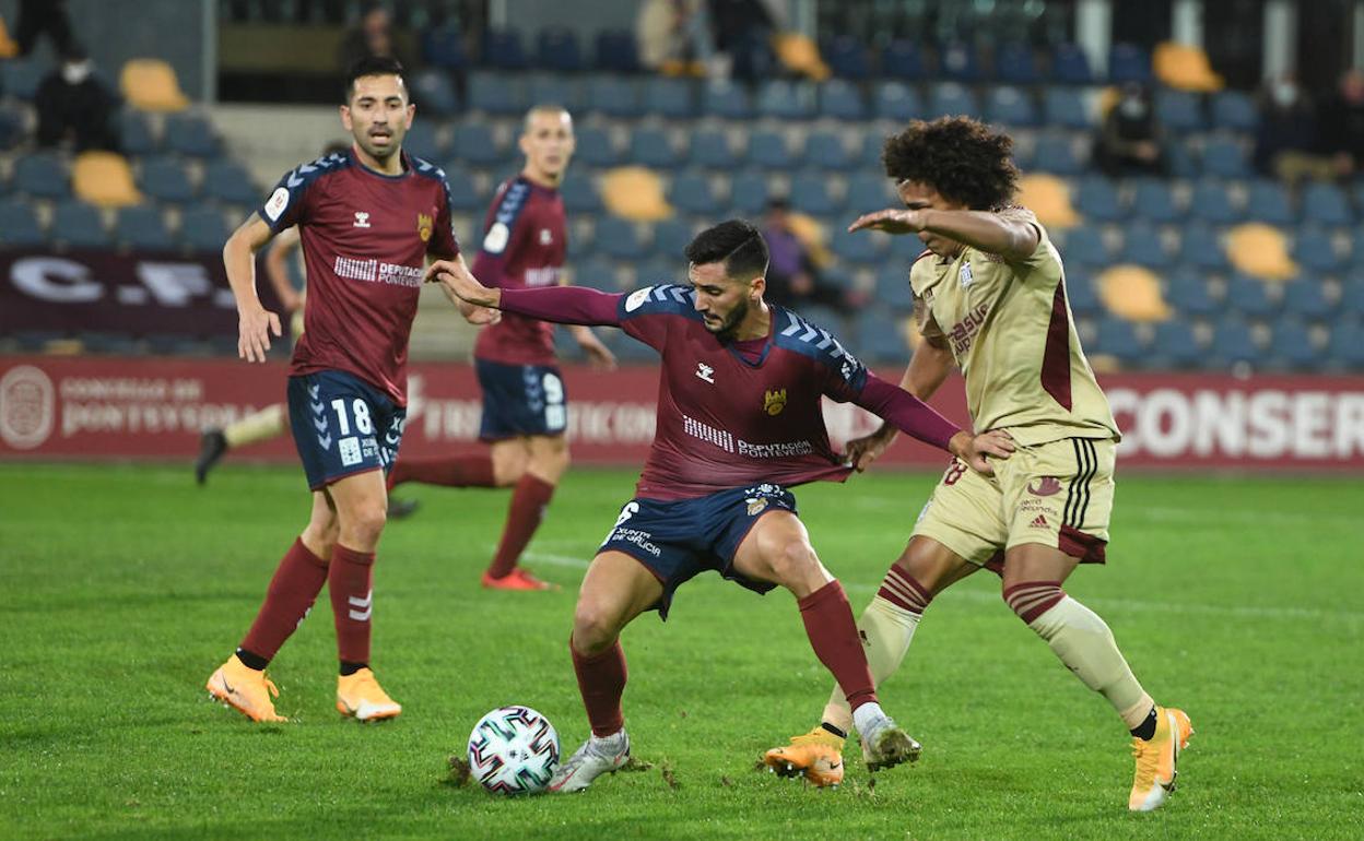 Carrasquilla trata de robar el balón durante el encuentro ante el Pontevedra.