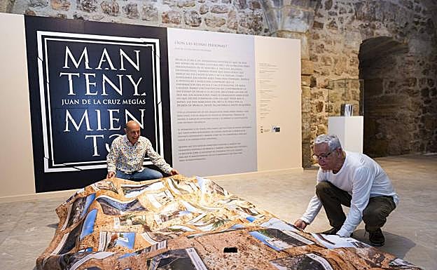 Juan de la Cruz Megías (i) durante el montaje de la exposición en Caballerizas.