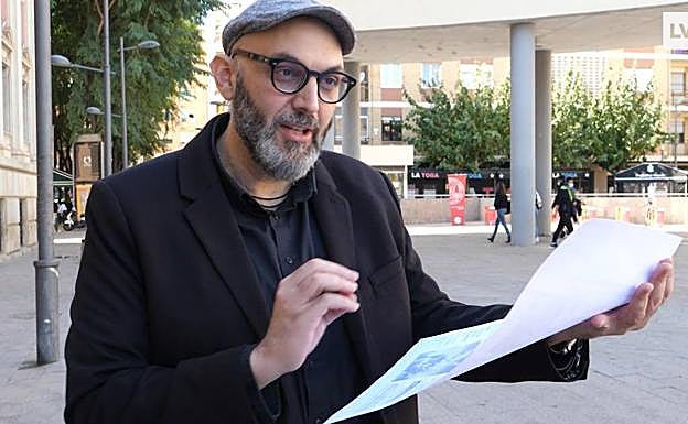 El escritor Miguel Ángel Hernández. 