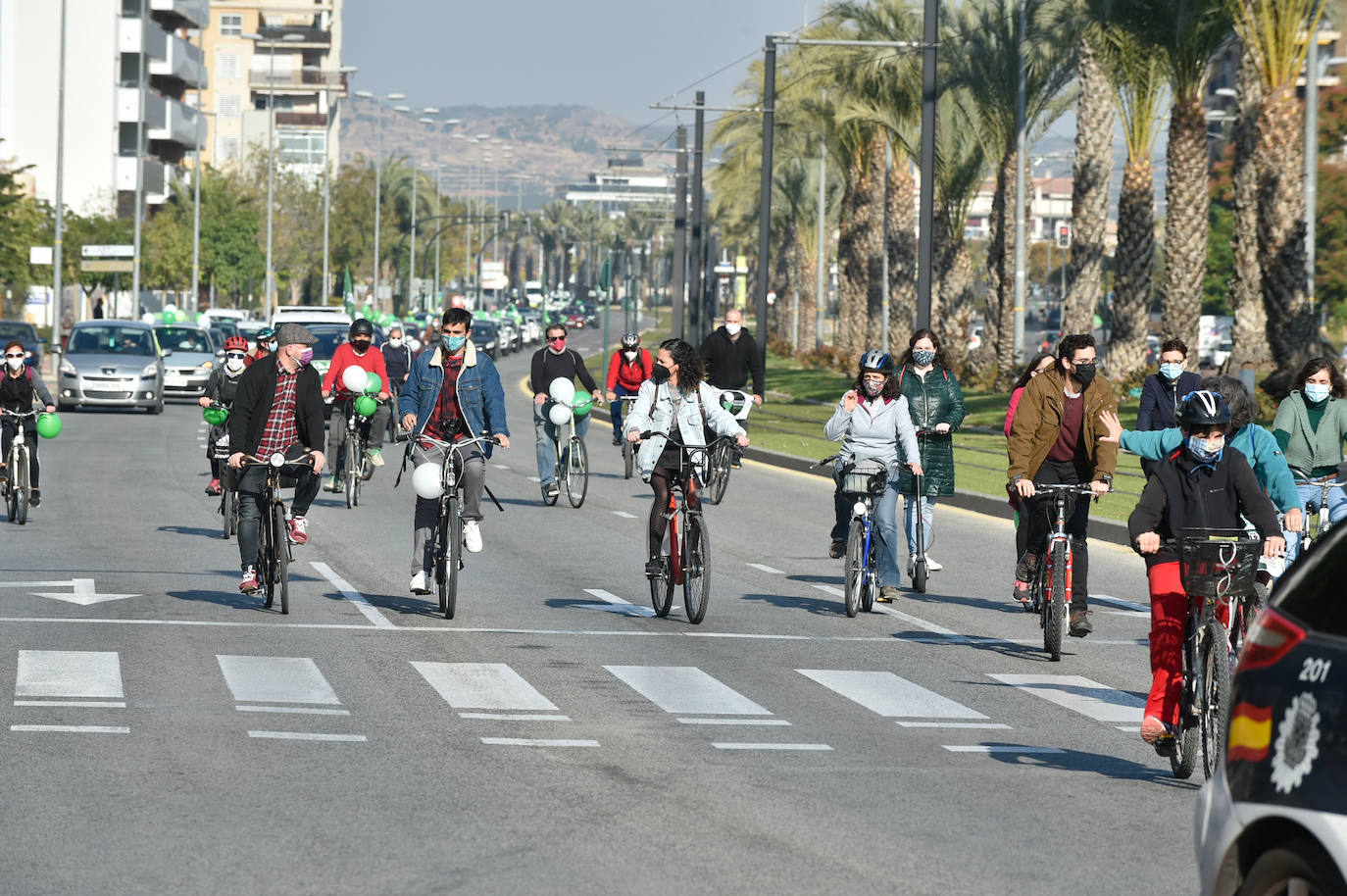 Fotos: Una manifestación con decenas de coches y bicis en Murcia exigen el refuerzo de los servicios públicos