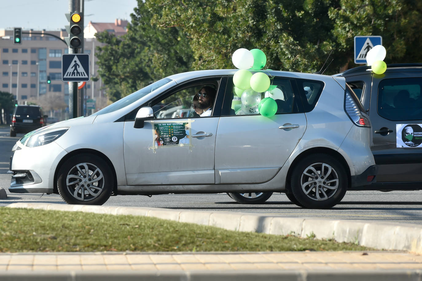 Fotos: Una manifestación con decenas de coches y bicis en Murcia exigen el refuerzo de los servicios públicos