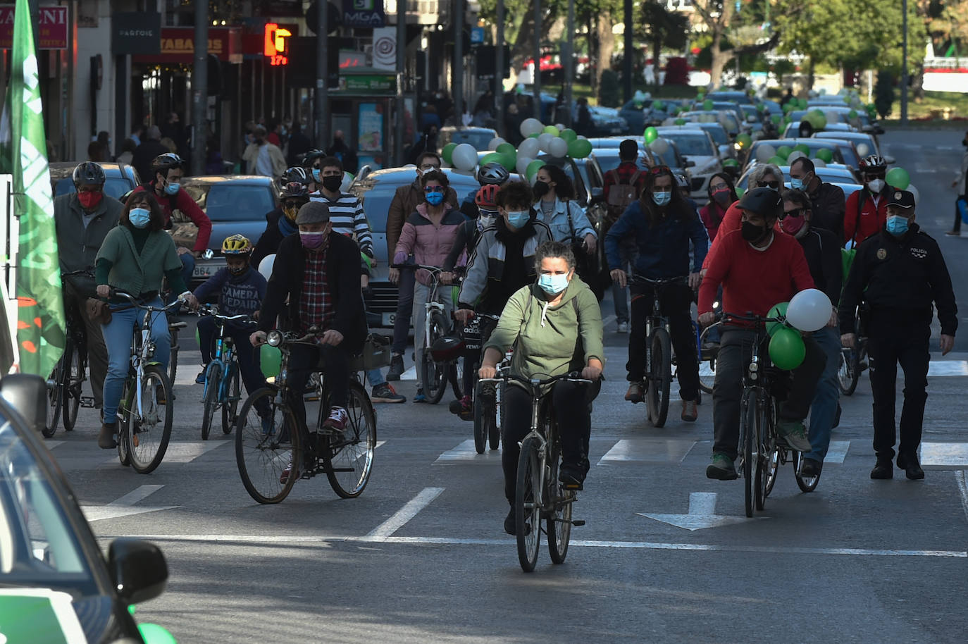Fotos: Una manifestación con decenas de coches y bicis en Murcia exigen el refuerzo de los servicios públicos