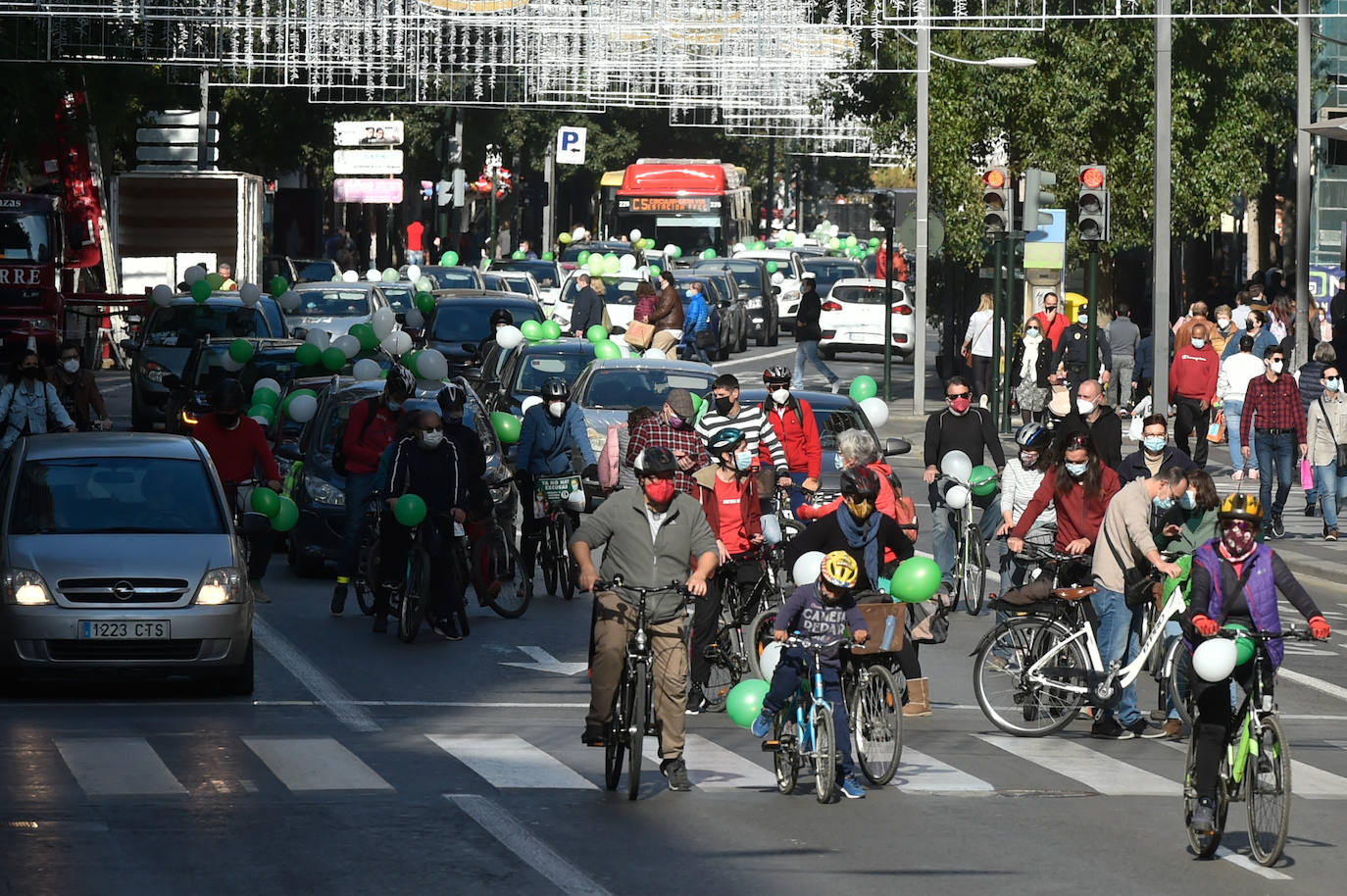 Fotos: Una manifestación con decenas de coches y bicis en Murcia exigen el refuerzo de los servicios públicos