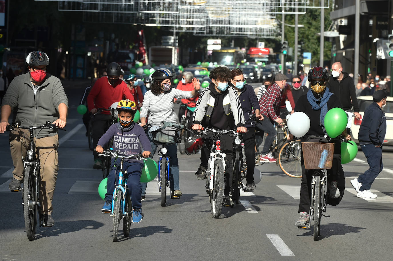 Fotos: Una manifestación con decenas de coches y bicis en Murcia exigen el refuerzo de los servicios públicos