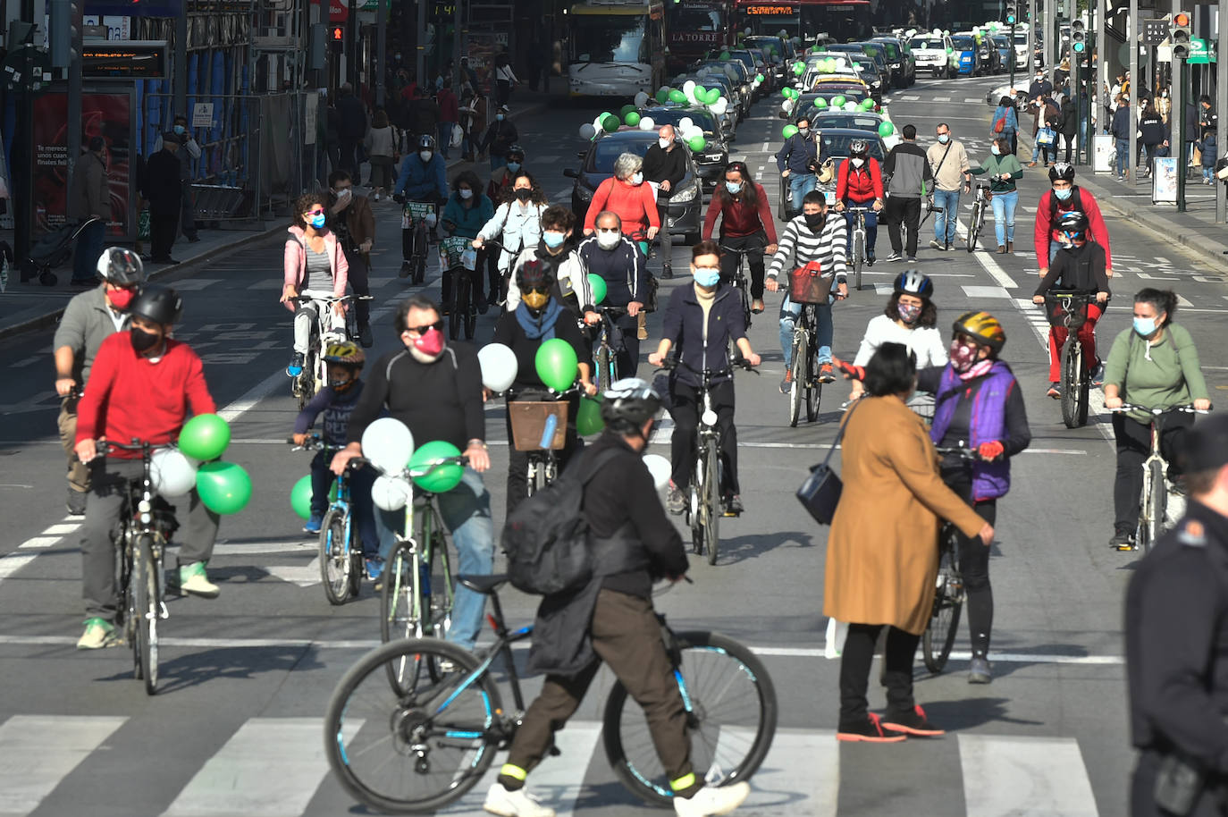 Fotos: Una manifestación con decenas de coches y bicis en Murcia exigen el refuerzo de los servicios públicos