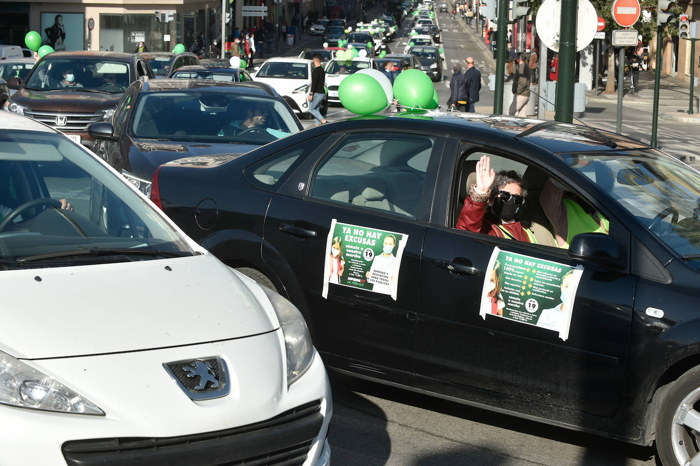 Fotos: Una manifestación con decenas de coches y bicis en Murcia exigen el refuerzo de los servicios públicos