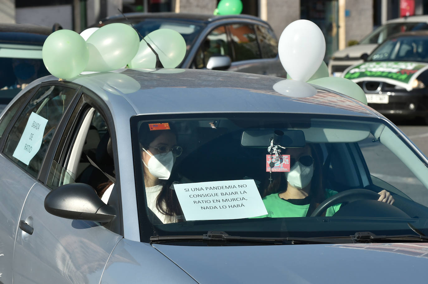 Fotos: Una manifestación con decenas de coches y bicis en Murcia exigen el refuerzo de los servicios públicos