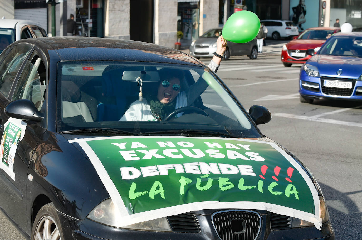Fotos: Una manifestación con decenas de coches y bicis en Murcia exigen el refuerzo de los servicios públicos