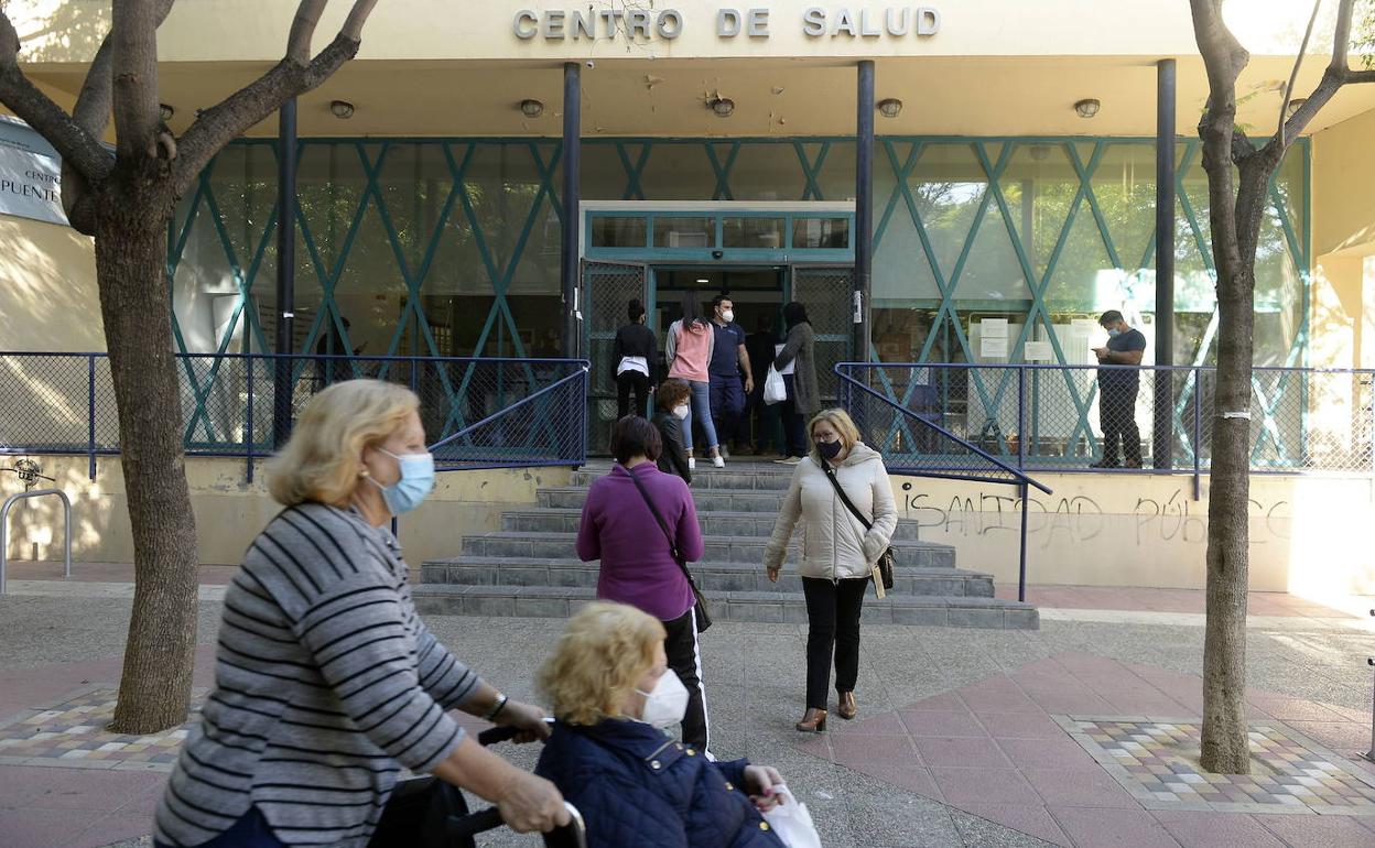 Cola de espera en el centro de salud de Puente Tocinos, una de las pedanías de Murcia donde más aumenta la incidencia.