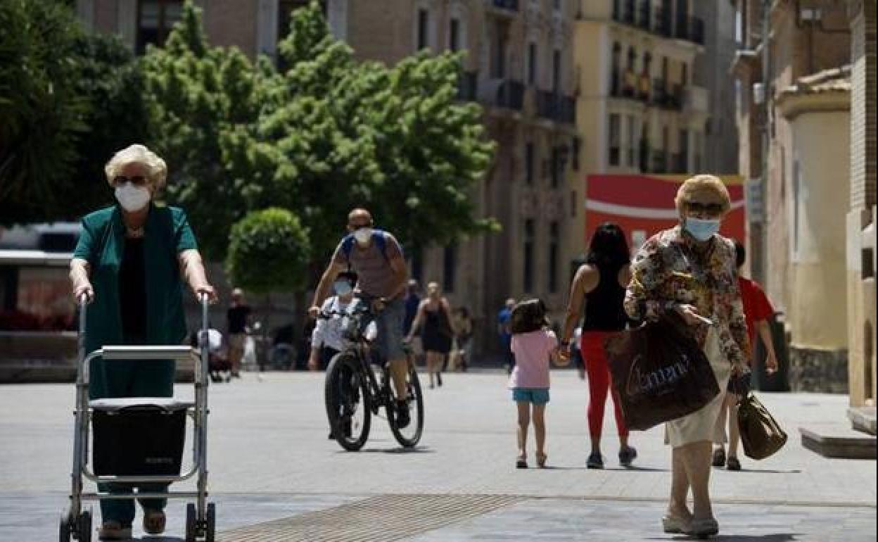 Varias mujeres mayores caminan por las calles de Murcia. 