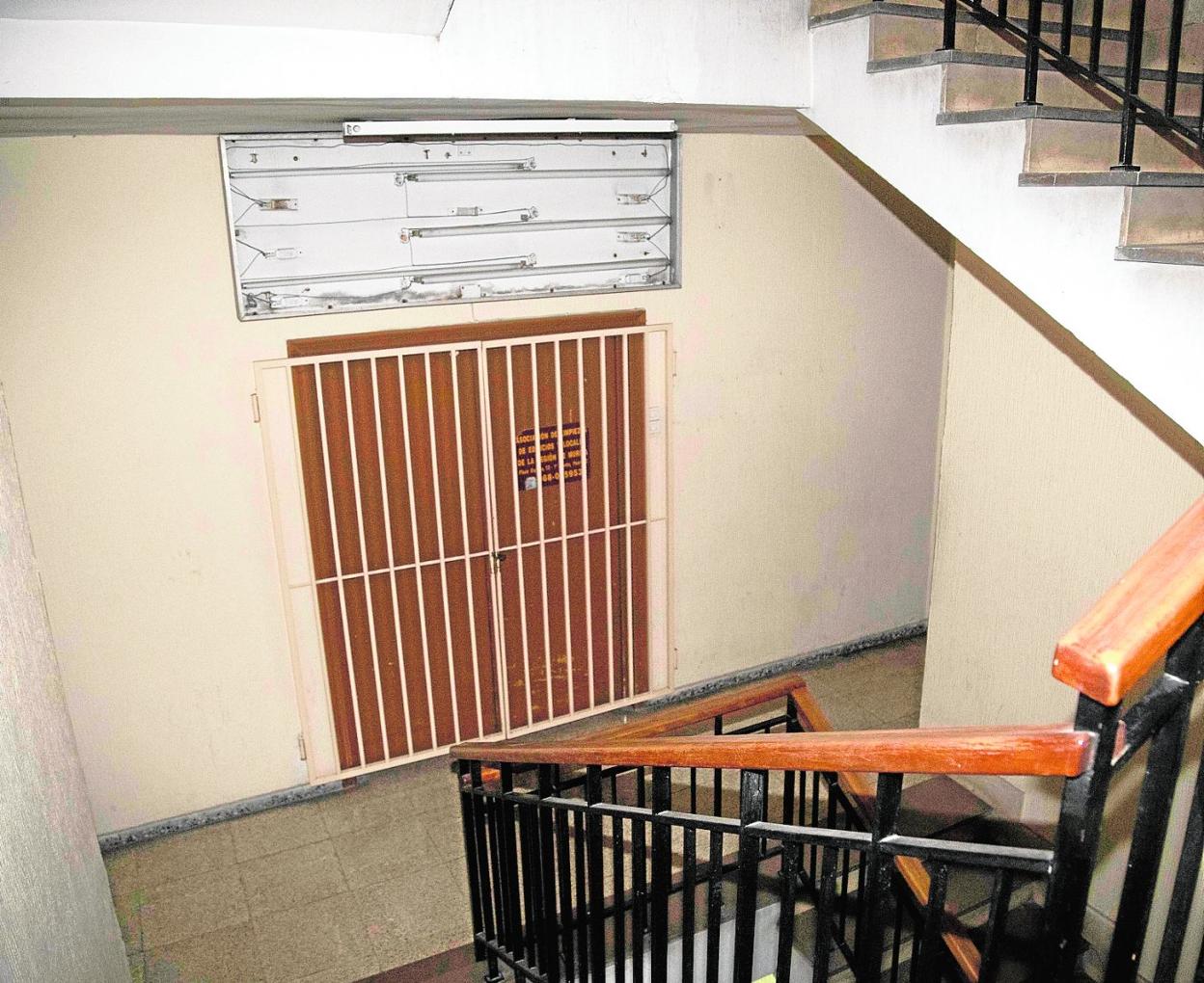 Accesos cerrados a una de las plantas del edificio que usan UGT y COEC en la plaza de España. 