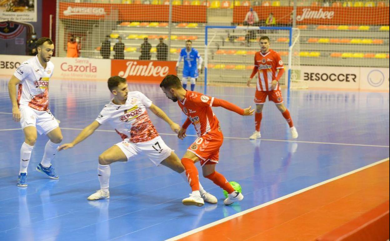 Juanpi encara a Marcel, en el partido de este lunes.