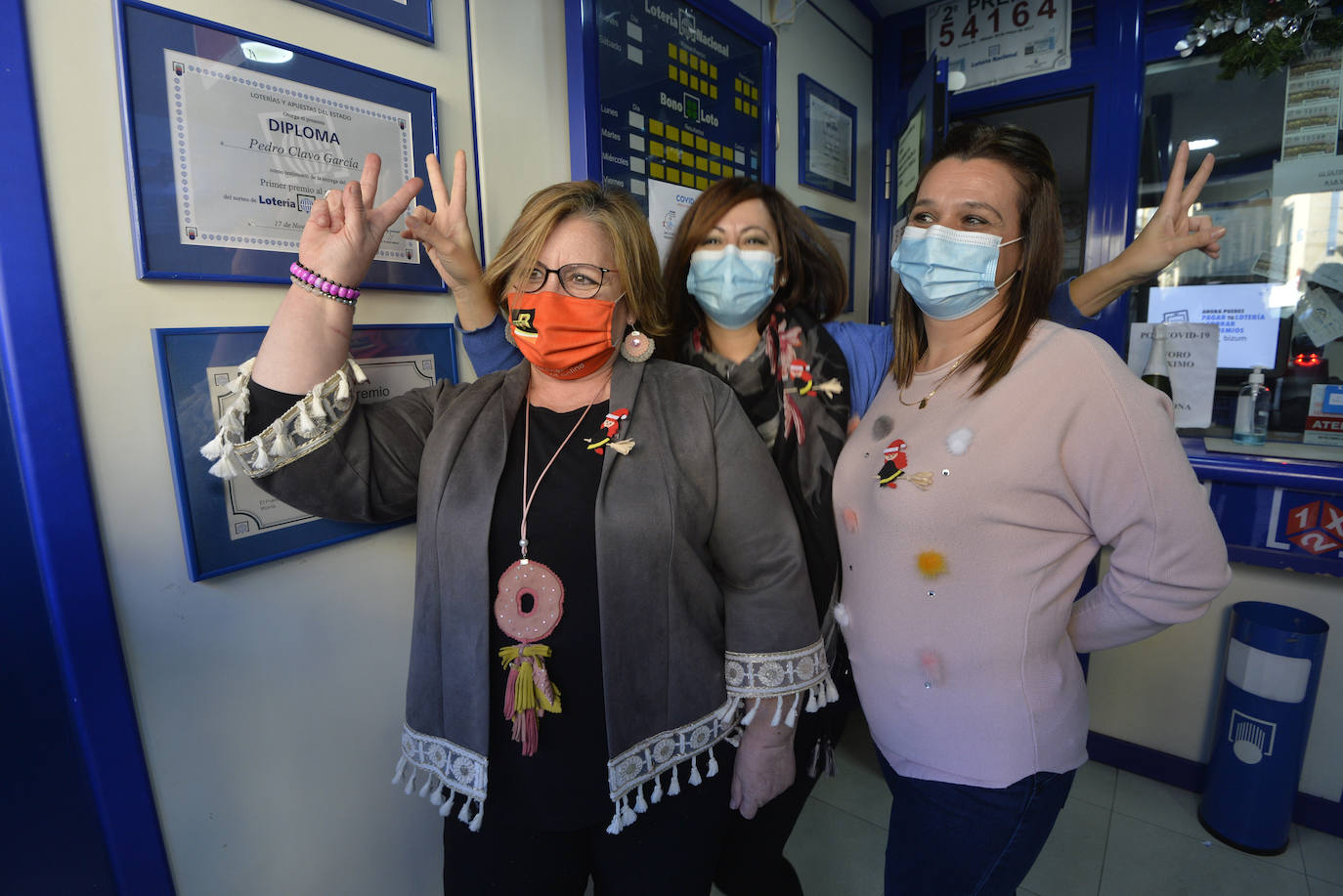 Fotos: La Administración &#039;La del Puente&#039; vende en Murcia el segundo y un quinto premio de la Lotería de Navidad