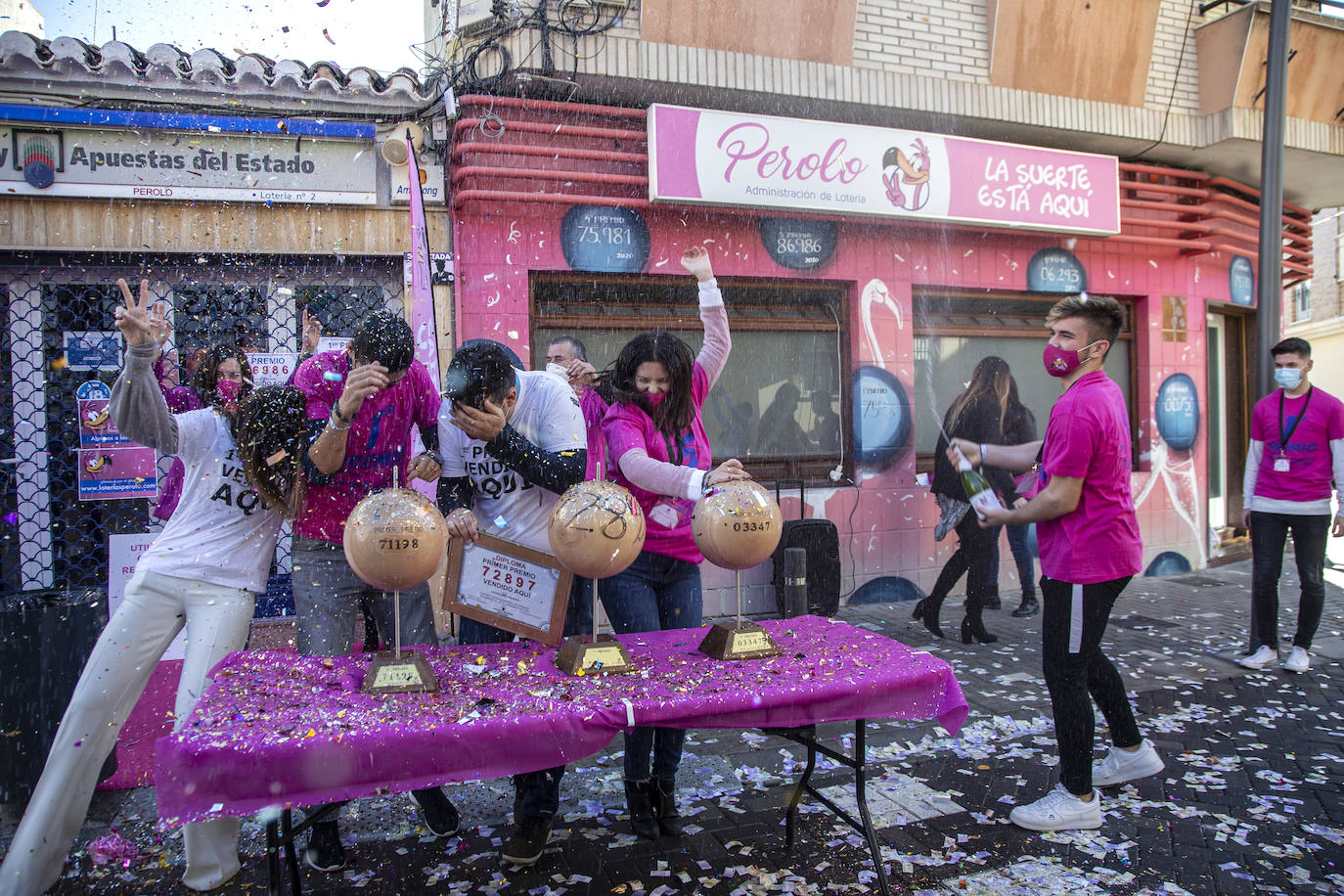 Fotos: El Perolo reparte 2,5 millones de euros en cinco premios, entre ellos el Gordo de la Lotería de Navidad