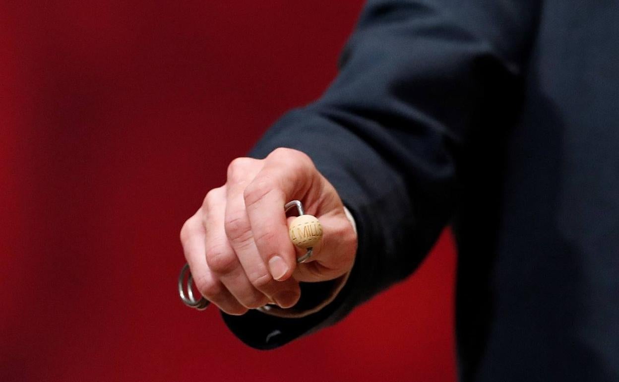 La bola con el primer premio del Sorteo Extraordinario de Navidad es mostrado a la prensa ante de introducirla en el bombo, este martes, en el Teatro Real de Madrid.