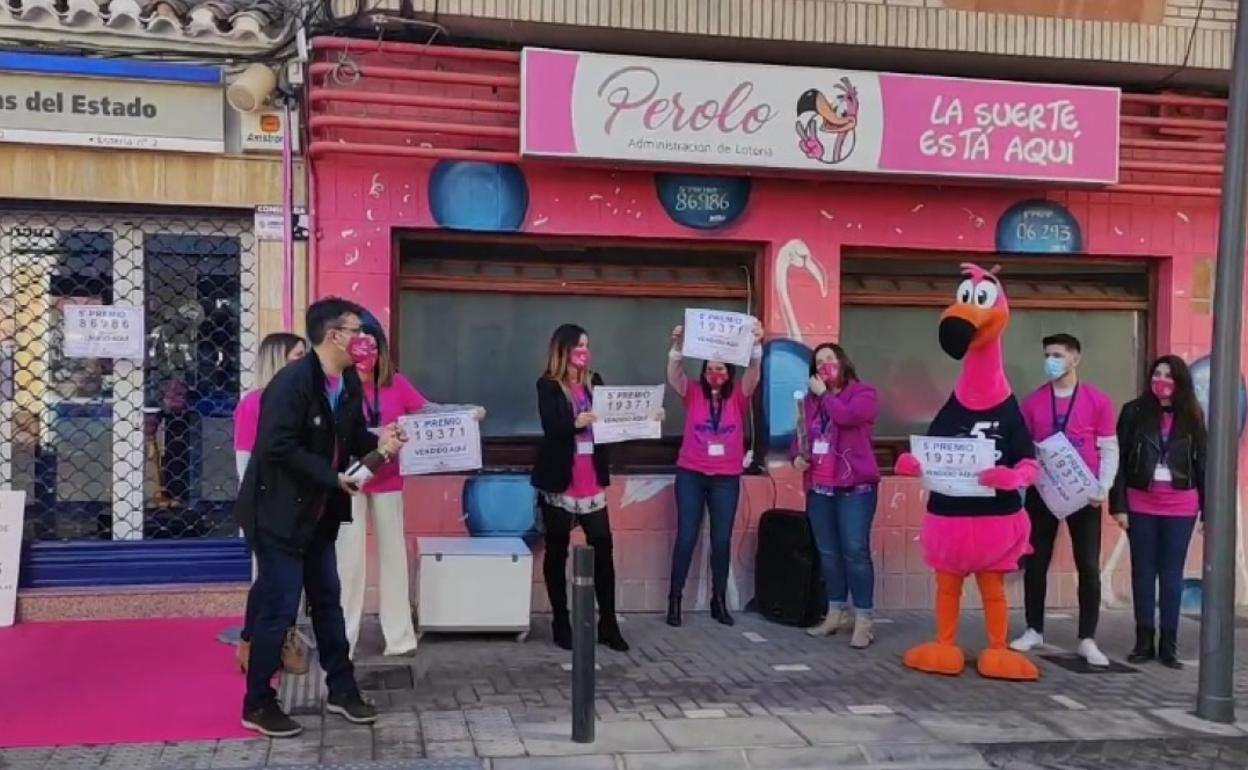 Trabajadores de la administración El Perolo, este martes.