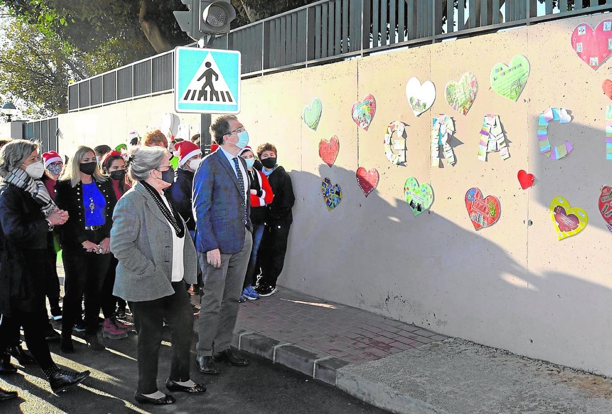 El alcalde Ballesta contempla el mural del proyecto. 