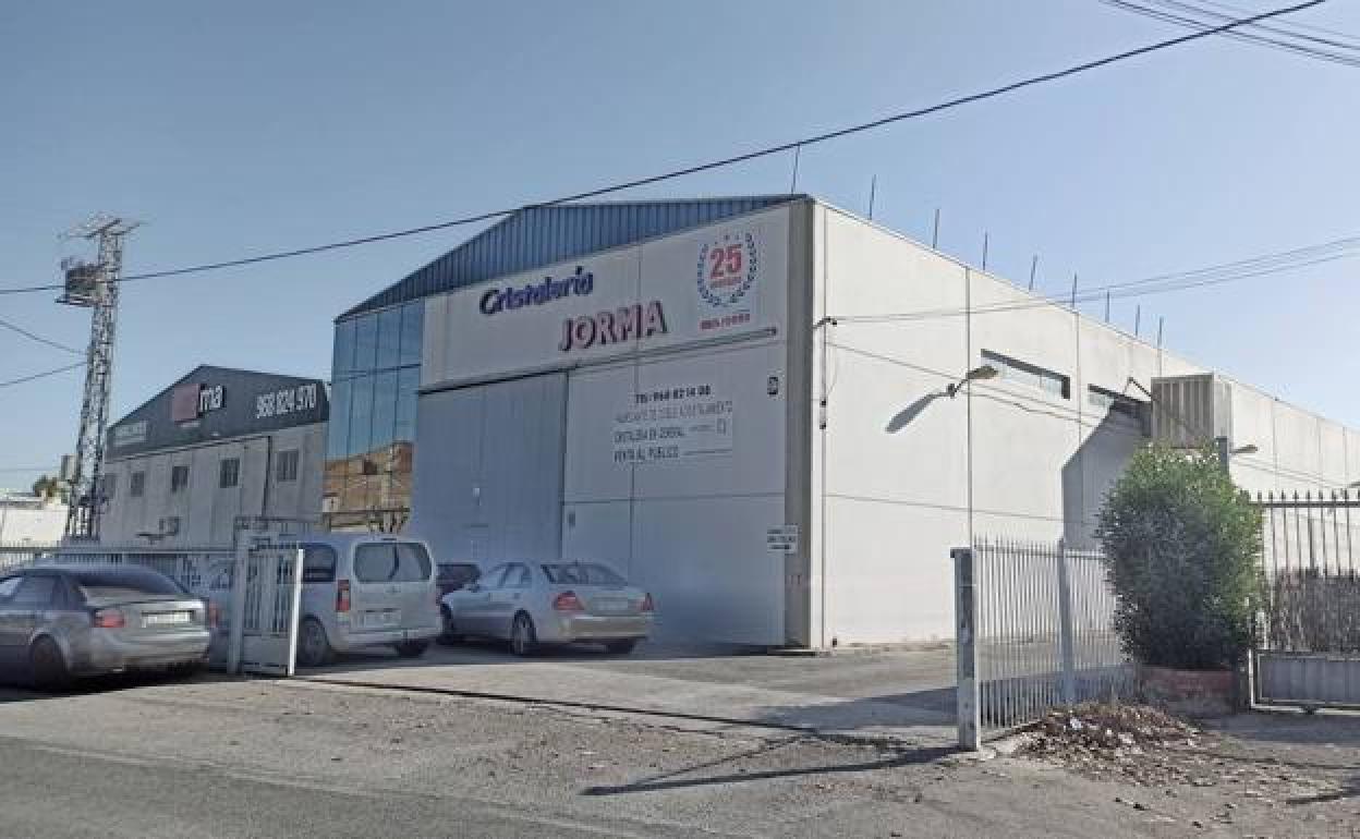 Empresa de cristalería de Beniaján donde ha fallecido un joven tras sufrir un accidente laboral.