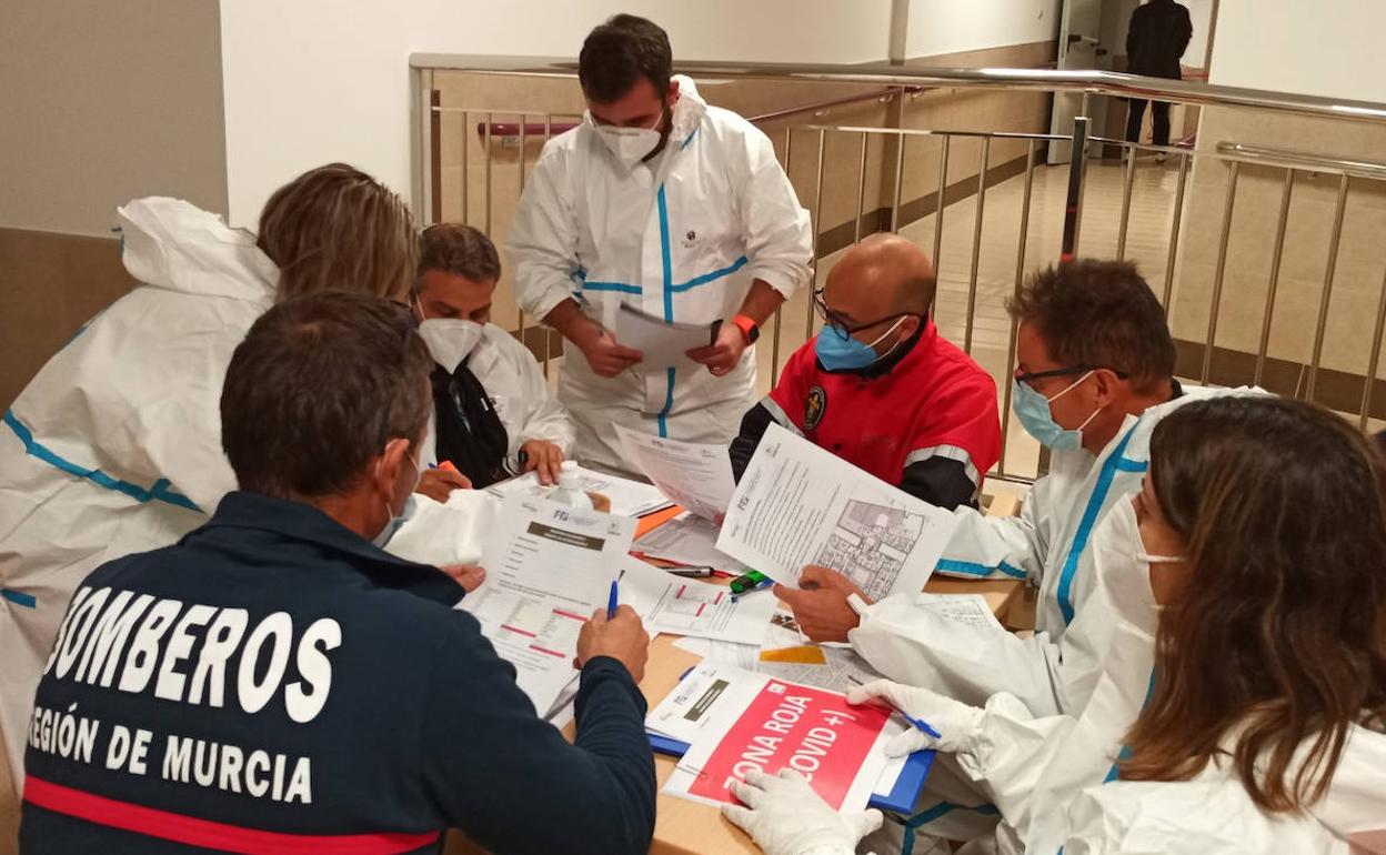 Bomberos del Consorcio de Extinción de Incendios y Salvamento (CEIS) de la Región, en el curso 'Intervenciones sociosanitarias en centros con brotes por SARS-CoV-2' junot a personal sociosanitario .