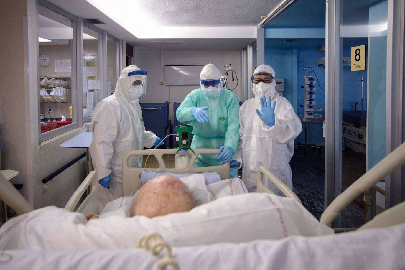 21-04-2020. El fotógrafo de LA VERDAD Nacho García retrata el incesante trabajo de los sanitarios con los enfermos de Covid-19, un equipo que muestra humanidad en los momentos más duros. Durante toda una jornada, fotografía el denodado esfuerzo por la supervivencia frente al virus.