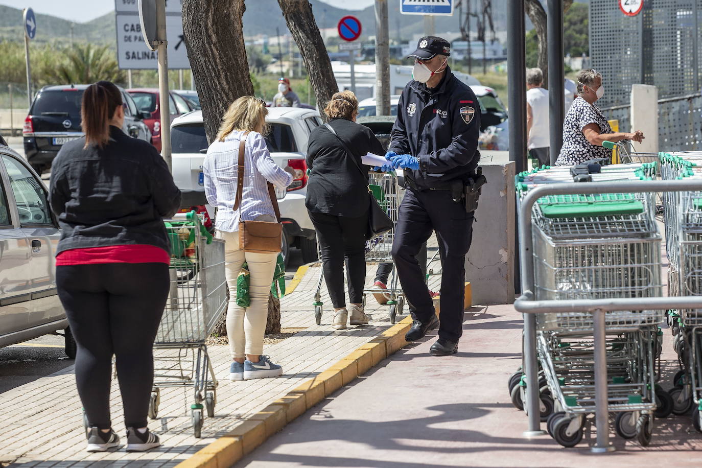 30-04-2020. 'Operación jaula' en el inicio del puente. Refuerzan los controles. 