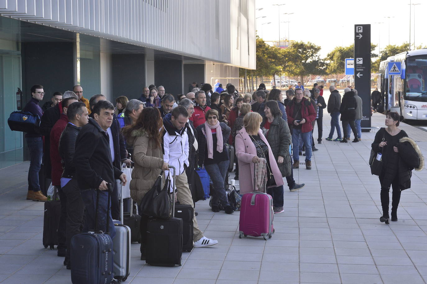 17-01-2020. Corvera se queda pequeño por un día por el desvío de avinos desde Alicante por una avería. 