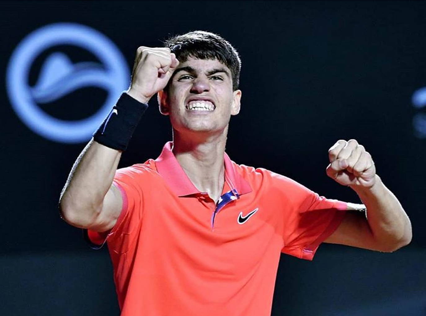 18-02-2020. Una estrella emergente, de solo 16 años, ilumina la noche de Río de Janeiro. El murciano Carlos Alcaraz logra su primera victoria en el circuito profesional ATP. Alcaraz (El Palmar, 2003) hace historia en la tierra batida de Río, y doblega al español Albert Ramos, el número 41 del mundo, y que a los 32 años le dobla la edad.