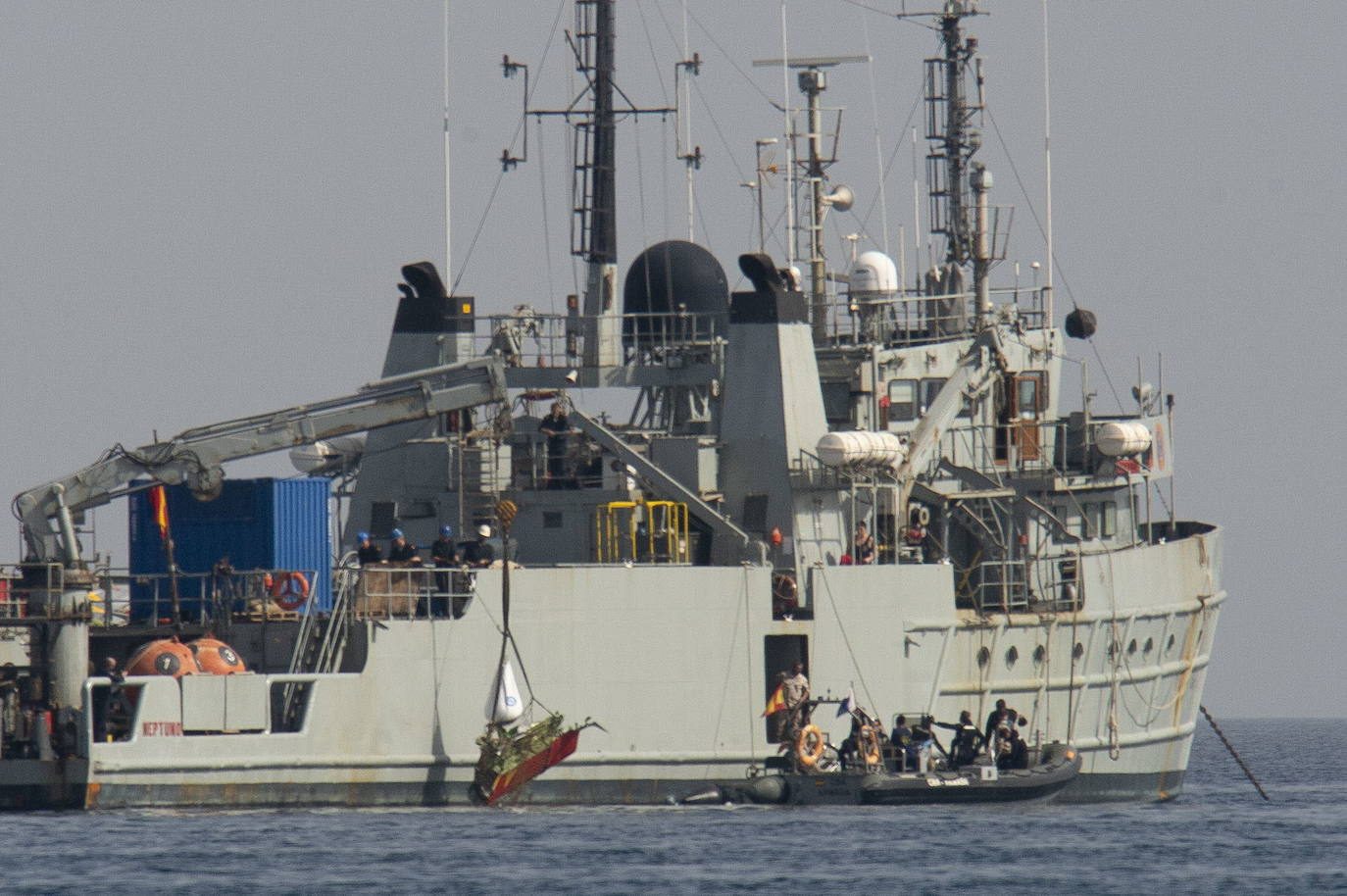 28-02-2020. El comandante Garvalena de la AGA muere al estrellarse en el mar en el tercer accidente aéreo en seis meses. 