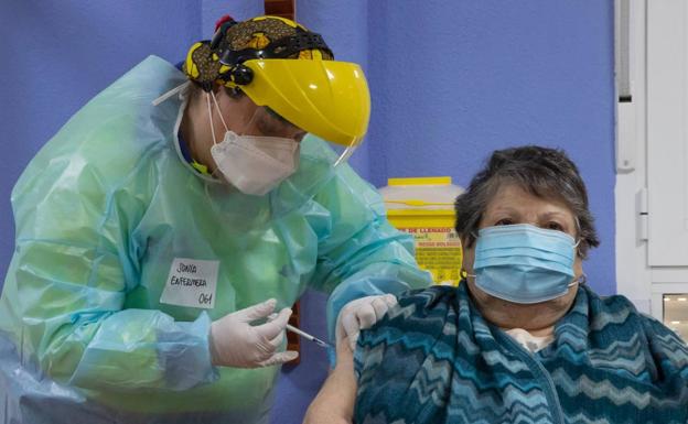 Josefa Martínez, de 83 años, recibe la primera dosis de la vacuna contra la Covid en la Región, este domingo, en la residencia para personas mayores de San Pedro del Pinatar.