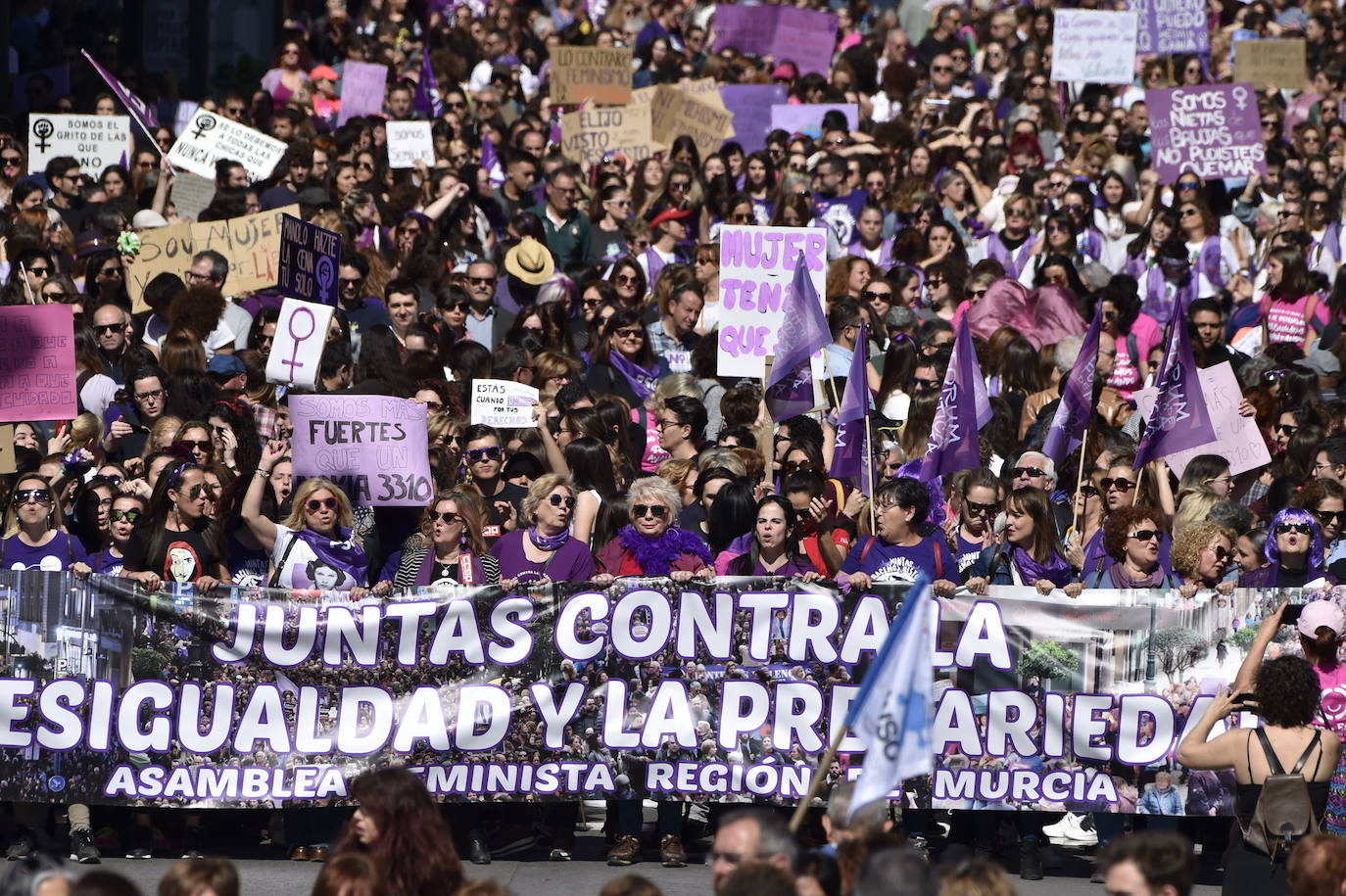 08-03-2020. Las feministas vuelven tomar las calles de Murcia con motivo del 8-M, Día Internacional de la Mujer. El hecho de convocarse dos concentraciones distintas, debido la disputa surgida en el seno del colectivo feminista de la Región, resta fuerza a las protestas. Las manifestaciones del 8-M se sitúan semanas después en el centro de la polémica porque se autorizó su celebración a pesar del riesgo de propagación del virus. 