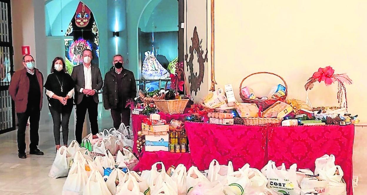 El presidente de Cáritas (d) y representantes del Paso Blanco. 