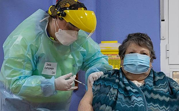 Josefa Martínez, de 83 años y usuaria de la residencia de mayores de San Pedro del Pinatar, estrena la vacuna de Pfizer contra la Covid en la Región, este domingo.