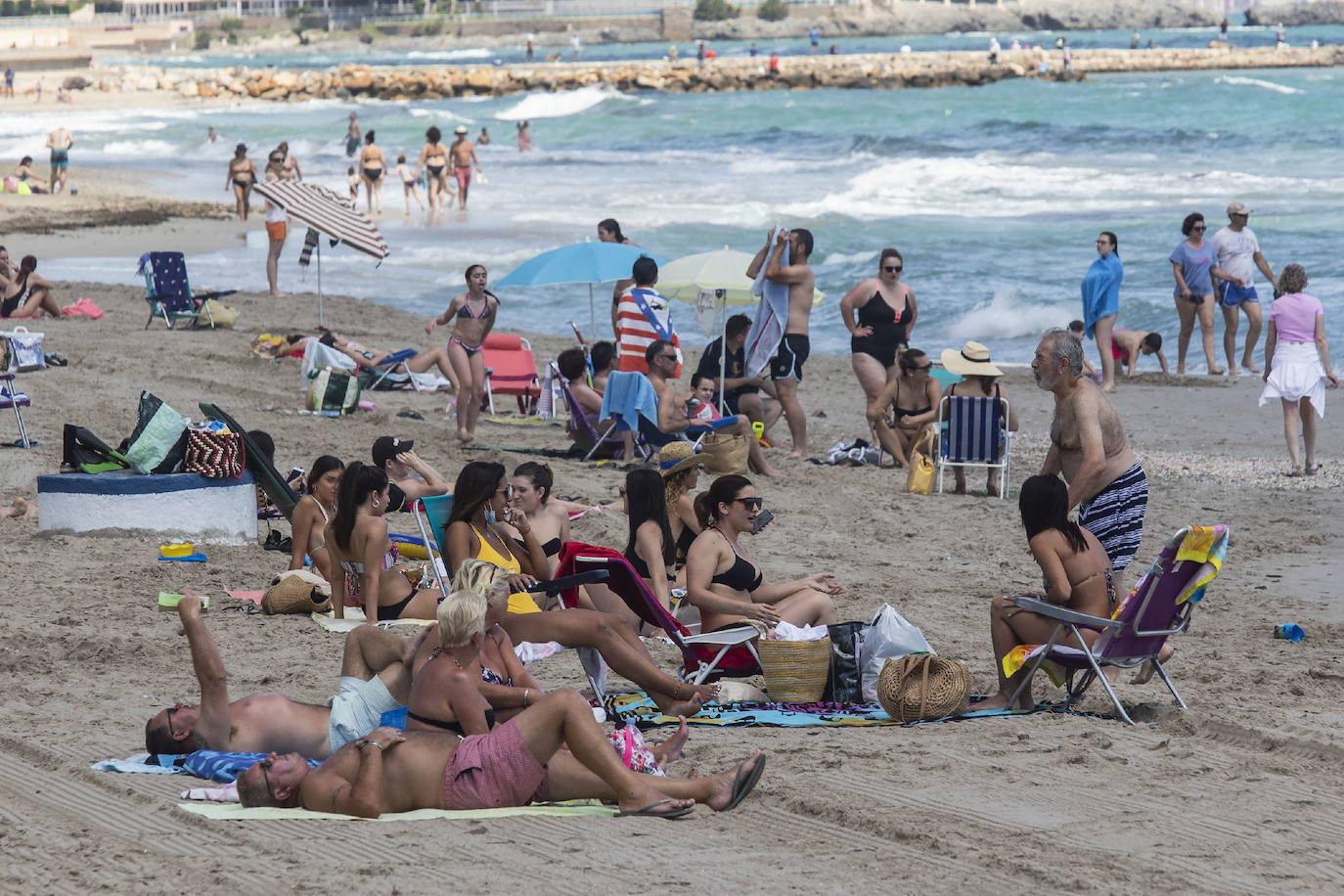 30-05-2020. Los bañistas reconquistan las playas de la Región en el primer fin de semana en Fase 2, una etapa de la desescalada en la que ya se permite el baño y la práctica de actividad deportiva respetando la distancia mínima de seguridad de dos metros entre los usuarios. Cientos de ciudadanos vuelven a la arena en los municipios del litoral para disfrutar de una jornada de buen tiempo junto al mar. 