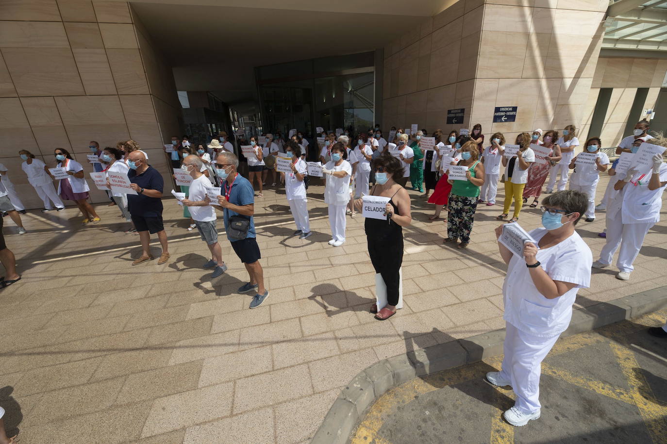 13-08-2020. Decenas de celadores de la Región se concentran en las puertas de los hospitales -en la imagen, en el Santa Lucía de Cartagena- para pedir a las diferentes administraciones que dejen de «ignorar y menospreciar» a unos profesionales considerados, durante la crisis del coronavirus, como personal de bajo riesgo.